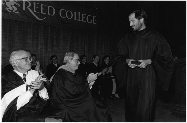 Фото с выступления Стива Джобса на собрании в колледже Рид 27 августа 1991 года, в котором он был удостоен премии Фоллума за выдающиеся достижения в области науки и техники.