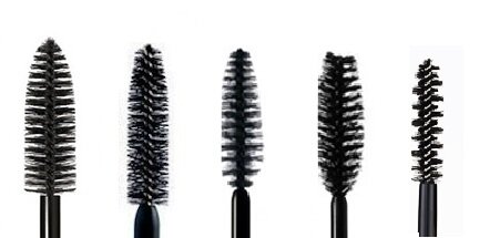 Выбирая свою лучшую объемную тушь, не забудьте уделить внимание щеточке. Чаще всего она имеет круглую или бочкообразную форму, напоминающую ершик, и густые щетинки разной или одинаковой длины, которые позволяют прокрасить каждую ресничку со всех сторон и равномерно распределить по ним средство. На фото выше приведены несколько щеточек для ресниц, которые обычно сопровождают объемные туши.