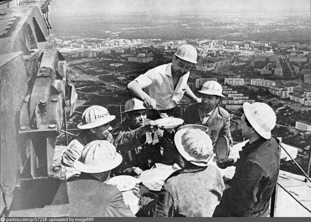 Обед на высшем уровне. Главное - ложку не уронить! ))) 1966-1967 гг. Ресторан «Седьмое небо» откроется чуть позже. Фото pastvu.com