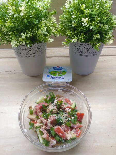 Фото ужина: салат с рыбой и хлебом