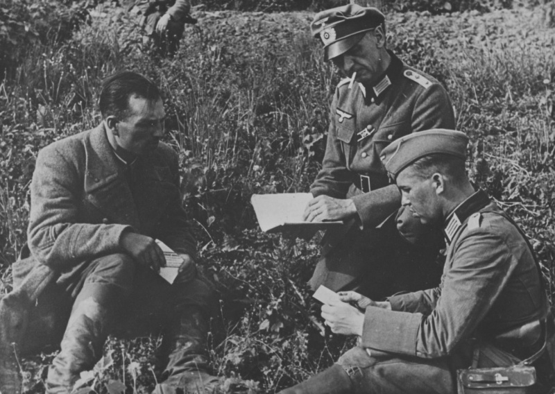 Допрос советского лейтенанта. Источник: http://waralbum.ru/186213/