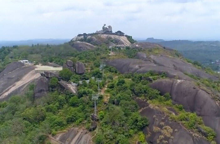 Мифическая птица полубог на вершине холма