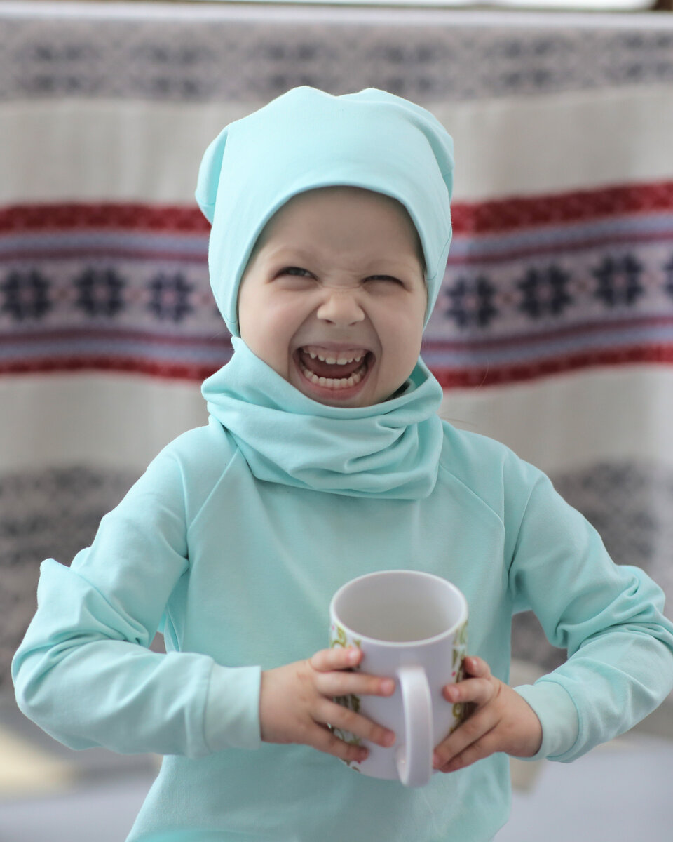 На фото - шапочка бини, ее легко сшить и легко построить выкройку по меркам вашего ребенка. Мы сшили ее из футера-двунитки, такая шапочка подойдет для прохладных дней. А если вы сошьете ее из кулирки - то можно одевать ее и в теплое время, защищая детскую голову от ветра, например. На шапочку понадобится всего 40 - 50 см ткани! Из остатков ткани выйдет еще и снуд, для защиты горлышка, и еще, ктсати, шапочка для вас! 