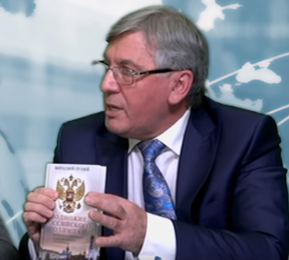 Адвокат Дагир Хасавов с "проблемной" книгой Виталия Гулия