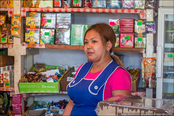 Что пьют в Казахской глубинке: тайком обследовал сельмаг, пока продавщица принимала товар