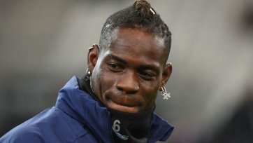 Фото: Sky SportsИтальянская «Парма» намерена подписать звездного итальянского нападающего Марио Балотелли. В клубе согласны платить экс-форварду «Манчестер Сити» и «Ливерпуля» ( а также «Милана», «Интера» и «Ниццы») 2 млн евро в год.
