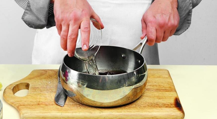 Для соуса смешайте все ингредиенты в кастрюльке, доведите до кипения и снимите с огня. Остудите.­