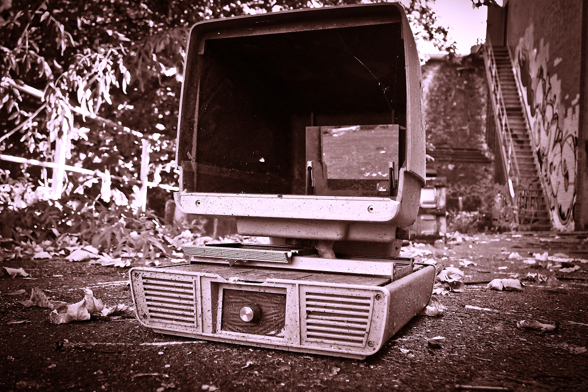 Красивая символичная картинка, продолжаем тему сломанных старых ПК. 