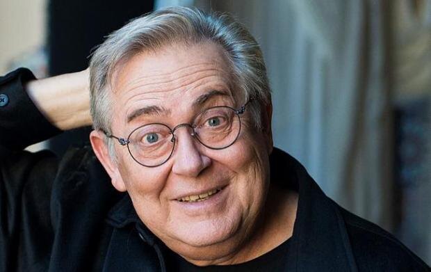 Люблю Юрия Стоянова.  Когда узнала его лично - полюбила еще больше. Удивительной доброты и огромного сердца человек. Какой талантливый, уникальный актер! А вот Георгий Товстоногов не находил для него ролей. Двадцать лет Стоянов выходил на сцену БДТ со словами типа "Кушать подано". Но так благоговел перед великой сценой, что не решался уйти. Все изменила встреча с Ильей Олейниковым. Они, тогда два не очень удачливых актера, встретились однажды и решили замутить что-то новое. Дальше вы знаете - родился телевизионный проект "Городок".
С удовольствием вспоминаю нашу встречу в Питере.
Несколько лет назад я поехала туда  в командировку, чтобы взять интервью у Юрия Стоянова, легендарного героя "Городка".
Одновременно меня пригласили участвовать в популярной тогда питерской телепрограмме "Блеф-клуб". Суть программы была в том, что ее герои рассказывали всякие смешные истории, и нужно было отгадать - врет рассказчик или нет. Нужно было подготовить каждому игроку по три истории. Две у меня были, а третья никак не шла в голову. И тут как раз интервью со Стояновым. В конце беседы я набрала побольше воздуха в легкие и попросила его поделиться со мной какой-нибудь историей, которая подошла бы в передачу "Блеф-клуб".
Юрий Николаевич проникся моими проблемами и тут же выдал шедевр. Хотите верьте - хотите нет.
Он только купил новый джип. Кажется, паджеро. Решил ночью покататься на нем по спящему Питеру. Едет, довольный, рассекает проспекты и набережные. Вдруг на дорогу выбегает мужик и знаками просит водителя остановиться. Стоянов резко тормозит. Мужик подходит и говорит: "Вон там у меня припаркована машина, такая же, как у тебя. С ней что-то случилось Друг, помоги разобраться!"
Стоянов подъезжает - стоит паджеро с включенными фарами. Мужик продолжает объяснять. "Понимаешь, старик, я машину только купил пару дней назад. Но на панели вдруг мигает значок: ОСТ. Я останавливаюсь, думаю, неисправно что-то. И в капот заглядывал, и по колесам стучал, но значок этот "ОСТ" не выключается. Посмотри, может, подскажешь что."
Стоянов обошел машину, заглянул в салон. На панели около руля находился монитор компьютера, на которой и правда горела табличка:"3 ОСТ". Но умный Юрий Николаевич сразу догадался, что это такое.
Обычный календарь, а дело происходило 3 ОКТЯБРЯ!
Мой история в Блеф-клубе имела большой успех.
