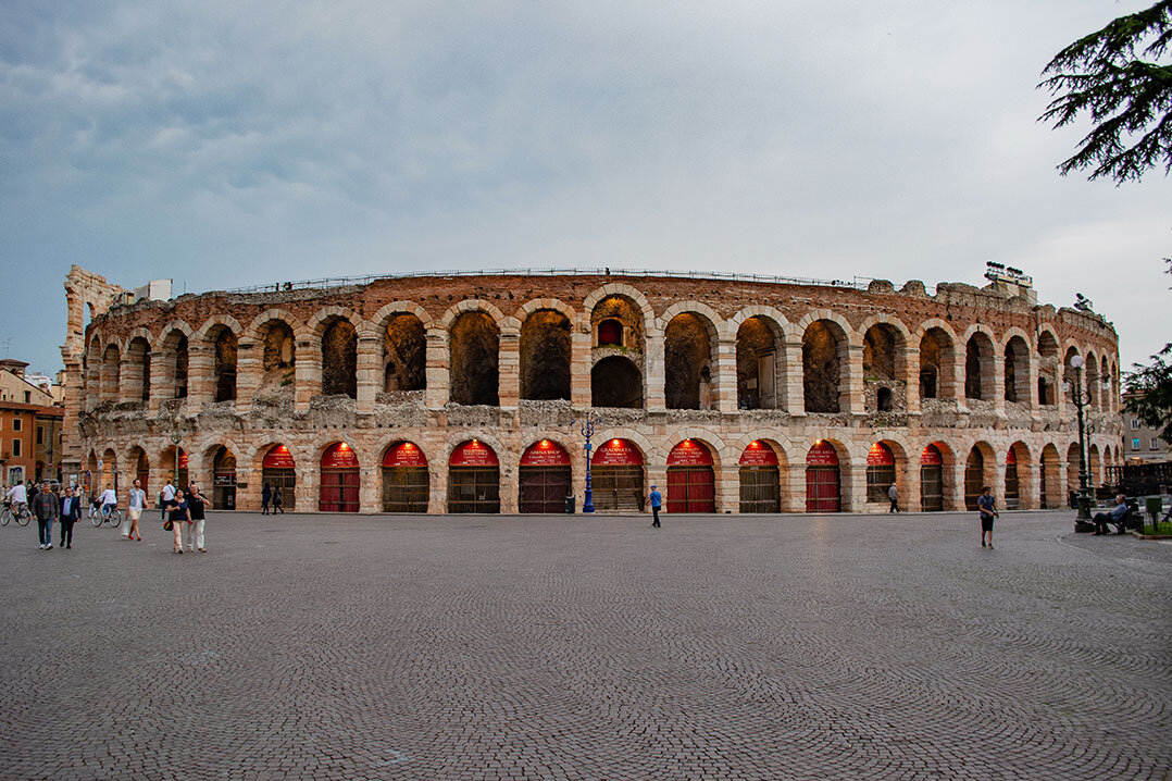 Первоначально фасад Арена-ди-Верона был облицован белым и розовым известняком. Сейчас сохранились только камень, кирпич и речная галька.