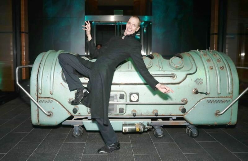 Даг Джонс без грима, но в образе