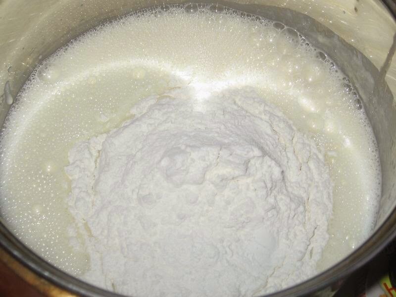 засыпать всю  муку, чтобы тесто получилось немного жидковатое и добавить примерно одну столовую ложку сахара