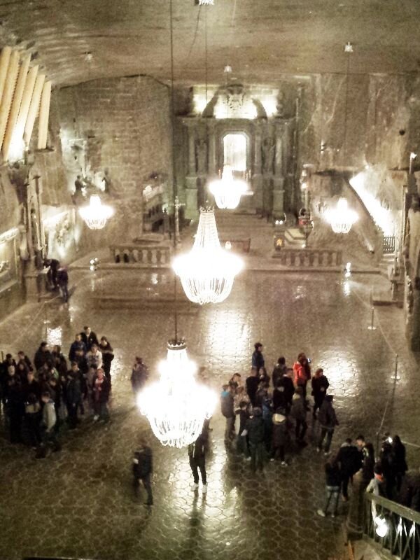 https://upload.wikimedia.org/wikipedia/commons/2/2f/Wieliczka-kinga.jpg