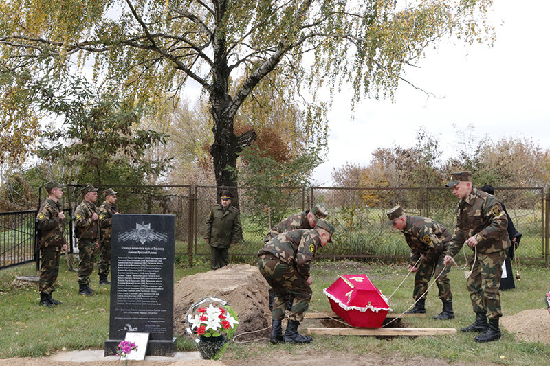 Останки 8 красноармейцев обрели покой в братской могиле.