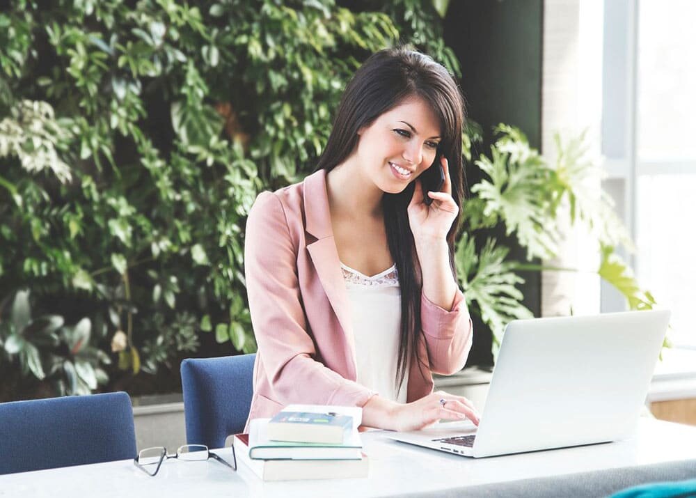 
Какой бизнес стоит открывать в 2019 году? В этой подборке мы объединили идеи, которые пользуются популярностью у малого бизнеса в последнее время и имеют наибольшие перспективы в грядущем году.
Каждый месяц по всему миру появляются сотни новых бизнес идей, однако большинство из них в России либо невоплотимы совсем, либо подходят лишь для Москвы и Санкт-Петербурга, которые гораздо быстрее впитывают новые тенденции. В этой подборке мы привели 30 реальных бизнес идей, которые пользуются популярностью у предпринимателей в последнее время, осуществимы в других городах России и наверняка будут пользоваться спросом в 2019 году. 

Соляная комната

30 реальных идей для малого бизнеса в России в 2019 году
Соляные комнаты или соляные пещеры стали массово появляться в городах страны несколько лет назад и процесс их “размножения” до сих пор не утих. В среднем на каждые 100-120 тыс. населения крупных городов приходится по две соляные пещеры. Причины популярности этого бизнеса очень просты: он не требует большого опыта, каких-то специальных знаний, разрешений со стороны власти и серьезных вложений. Суть бизнес проста: с помощью специализированной компании вы производите ремонт в небольшой комнате, в которой создается дизайн в виде пещеры, состоящей из соли. Посетители приходят, чтобы подышать воздухом, насыщенным солями, что позволяет им поправить здоровье и успокоить нервы. Разумеется, чтобы гости пришли к вам и со спокойной душой отдали вам деньги за воздух, пещеру необходимо красиво оформить. Соляная комната отличная идея стартап в 2019 году.  Подробнее об открытии этого бизнеса можно узнать в нашем руководстве.

Маникюрная студия

30 реальных идей для малого бизнеса в России в 2019 году
Мода на профессиональный маникюр все прочнее закрепляется среди женского населения страны и становится повседневной нормой. Как следствие этой тенденции - растет число специализированных маникюрных салонов, которые позволяют делать маникюр быстро, качественно и при любом бюджете. Узнать вложения в открытие маникюрной студии или маникюрного кабинета, а также оценить расходы и прибыльность этого бизнеса можно в этом руководстве.

Готовые идеи для вашего бизнеса

Стикершоп

30 реальных идей для малого бизнеса в России в 2019 году
Стикеры - это популярная сегодня тема среди подростков и молодежи и неплохой формат бизнеса. Героями стикеров могут быть известные мультгерои, киногерои, певцы и различные известные личности. В крупных городах страны даже стали появляться специализированные торговые точки - стикершопы, которые кроме стикеров торгуют различными необычными сувенирами для поклонников тех или иных героев. Подробнее об этом бизнесе и его прибыльности можно прочитать в руководстве по открытию стикершопа.

Пекарня

30 реальных идей для малого бизнеса в России в 2019 году
Пекарня - это один из самых популярных видов малого бизнеса сегодня. Количество булочных и пекарен в городах России растет как на дрожжах. Наиболее привлекательны в этом бизнесе две вещи: это высокий спрос (порядка 74% россиян ежедневно потребялют хлеб и хлебобулочные изделия) и возможность уживаться с большим количеством конкурентов. Благодаря небольшому формату, пекарням легче подстроиться под вкусы местных жителей и предложить покупателям нечто более вкусное и свежее, чем продукция хлебозаводов, поставляющая одинаковых набор булок в магазины у дома. Полное руководство по открытию пекарен в России можно найти здесь.

Пиццерия

30 реальных идей для малого бизнеса в России в 2019 году
Казалось бы, пиццей сегодня уже никого не удивить, однако число пиццерий все еще продолжает расти, сигнализируя о том, что рынок еще не насыщен. Каждую минуту в России съедается около 400 кусков пиццы. Клиенты любят пиццу за бесконечное число комбинаций вкусов, предприниматели - за низкую себестоимость и простоту приготовления. Общетеоретические аспекты по бизнесу на пицце и расчеты для типовой пиццерии мы привели в этом бизнес руководстве.

Вендинг

30 реальных идей для малого бизнеса в России в 2019 году
Если в Японии и США один торговый автомат приходится на 20 и 40 человек соответственно, то в нашей стране к покупкам через вендинг покупатель еще не привык. В России один автомат приходится на 1000 человек. Однако, учитывая то, с какой скоростью население учится использовать карты безналичной оплаты, можно надеяться, что и к автоматом оно начнет привыкать быстрее. О том, как реализовать бизнес-идею в сфере вендинга, можно прочитать в этом бизнес руководстве.

Бизнес в Инстаграме

30 реальных идей для малого бизнеса в России в 2019 году
Сегодня существует множество способов ведения бизнеса через “Инстаграм”, начиная от продажи уже готовых товаров или услуг до заработка на самой социальной сети, а именно на продвижении и администрировании аккаунтов, продаже инстаграм-фотографий или выполнении заданий. Уникальность площадки в том, что она позволяет найти варианты как для легкого заработка, так и для бизнеса для души вроде ведения блогов на любимую тему. При росте популярности многие инстаграм-блогеры начинают зарабатывать на продаже рекламных постов. В этой статье мы представили 9 основных способов заработка на “Инстаграме”.

Фреш-бары/смузи-бары

30 реальных идей для малого бизнеса в России в 2019 году
Фреш-барами называются стационарные или передвижные пункты общепита, которые специализируются на продаже свежевыжатых соков (фрешей) или иных напитков на их основе. Они могут называться джус-барами или смузи-барами. ПРичины моды на фреши у населения - любовь к новинками и мода на здоровый образ жизни. Судя по статистике сервиса 2ГИС, фрешбары сейчас в тренде: с 2017 года количество таких заведений в городах-миллионниках увеличилось на 48%, достигнув отметки в 2084 заведений. Можно предположить, что в 2019 году количество фреш-баров будет расти. Обычно для открытия фреш-баров хватает суммы в 350-500 тыс. рублей, при этом нужно всего несколько квадратов площади. Хотя на напитках делается высокая наценка, но в среднем фреш-бары зарабатывают не больше 100-200 тыс. рублей чистыми. Общетеоретическую статью по фреш-барам вы можете прочитать здесь, а ознакомиться с расчетами смузи-бара в формате островка в торговом центре можно в этом бизнес-плане.

Психологический салон

30 реальных идей для малого бизнеса в России в 2019 году
Направлений для бизнеса на проведении тренингов существует множество и число их постоянно растет, однако предпринимателя, ввязавшегося в это дело, постоянно преследуют две проблемы: как обеспечить стабильный поток клиентов на свои тренинги и какую программу им предложить, чтобы они пришли на тренинг не один раз, а ходили бы на них постоянно. Интересный формат, который решает эти две проблемы - это психологический салон, который имеет параллели с литературными и политическими салонами XVIII-XIX веков. Хозяйкой психологического салона обычно выступает женщина, которая играет роль ведущей курсов, психологических игр и тренингов. Благодаря такому клубному формату и использованию современных техник быстрой разработки тренингов, можно построить увлекательный и стабильный бизнес, который идеально подойдет женщинам, которые находятся в поиске “дела для души”.

Готовые идеи для вашего бизнеса

Автомойка самообслуживания

30 реальных идей для малого бизнеса в России в 2019 году
Ежегодно автопарк россиян растет примерно на 1,5 млн. единиц. В 2018 году в России насчитывается около 43-45 млн. легковых автомобилей. Вместе с ростом числа автомобилей происходит рост потребности в автомойках. Подсчитано, что ежегодно требует около 110 новых автомоек. Наибольшей пропускной способностью сегодня обладают автомойки самообслуживания. Их производительность в 3-4 раза выше, чем у конвейерных автомоек и в десятки раз выше, чем у ручных автомоек. Автомойка на 4 поста обойдется примерно в 5,5 млн. рублей. Если автомойка будет работать на четверть от пропускной способности, то вложения окупятся к концу второго года работы. Статистика плотности конкуренции в городах России говорит о том, что на территории в 100 тыс. населения в среднем уживаются 3 автомойки самообслуживания. Примерные расчеты для автомойки на 4 поста мы привели в бизнес-плане автомойки самообслуживания.

Магазин автотоваров

30 реальных идей для малого бизнеса в России в 2019 году
Бизнес по продаже автотоваров и автозапчастей не теряет своей актуальности по простой причине: количество автомобилей в России по-прежнему растет. Несмотря на то, что стремительно растет число интернет-магазинов, большинство покупателей испытывают потребность и в традиционных стационарных точках, где можно приобрести недорогие расходные материалы и детали. Пример бизнес-плана, работающего в ценовых категориях “эконом” и “стандарт”, можно посмотреть здесь.

Детский развивающий клуб

30 реальных идей для малого бизнеса в России в 2019 году
Чем больше нарастает волна негативных отзывов о качестве государственного образования, тем больше растет потребность населения в образовании дополнительном. Одна из наиболее перспективных ниш - это детское образование, а именно - детские развивающие клубы. О том, как открыть детский развивающий клуб, мы подробно осветили в данном бизнес-плане. Ключевой вопрос в этом бизнесе - это разработка образовательной программы. В том случае, если вы не хотите или не можете создавать ее самостоятельно, можно приобрести одну из франшиз. Последние нередко предлагают готовые методики с поурочными планами занятий.

Студии детского творчества в ТЦ

30 реальных идей для малого бизнеса в России в 2019 году
Количество торговых центров в России продолжает расти, а вместе с ростом их числа получила распространение культура семейных походов за покупками. Студия детского творчества в формате островков - это возможность для родителей со спокойной душой оставить свое вечное ноющее чадо в интересном для него месте, где можно лепить из пластилина или полимерной глины и играть в развивающие игры. Открыть такую мини-студию можно с вложениями около 500 тыс. рублей. Подробнее об этом бизнесе мы рассказали в этом бизнес-плане.

Бизнес на фитостенах

30 реальных идей для малого бизнеса в России в 2019 году
Благодаря тренду на экодизайн, большие перспективы имеет бизнес на фитостенах. Конструкции с живыми растениями стали популярными в торговых центрах, ресторанах, клубах, офисах крупных компаний, в зданиях государственных организаций. Примерная себестоимость 1 квадратного метра фитостены, учитывая работу мастера, составит около 3,5 тыс. рублей, в то время как продана она может быть за 6-15 тыс. руб. за квадрат в зависимости от используемых растений. Средняя стоимость одного заказа составляет 30 тыс. рублей, а дополнительно можно зарабатывать на обслуживании. Для старта бизнеса требуется около 230 тыс. рублей. Подробнее ознакомиться с этим бизнесом можно в нашем бизнес-руководстве.

Магазин творчества

30 реальных идей для малого бизнеса в России в 2019 году
Опросы, посвященные теме досуга, показывают, что большинство россиян проводят свободное время в домашней обстановке, предпочитая ее походам в кино, кафе, пешеходным прогулкам и прочему. Ассортимент магазинов творчества как раз и нацелен на таких “домоседов”, которые могут занять руки шитьем, вязанием, декупажем, лепкой и так далее. Наибольшие перспективы магазины товаров для творчества имеют в больших городах. В бизнес-плане мы привели расчеты по созданию хобби-магазина в формате мини-маркета с широким ассортиментом товаров.

Шиномонтаж
30 реальных идей для малого бизнеса в России в 2019 году
Выше мы уже говорили о том, что в связи с ростом автопарка россиян (сегодня на 1000 человек  населения приходится уже более 300 автомобилей) перспективным направлением можно считать многие виды автобизнеса, в том числе шиномонтажные мастерские. Этот бизнес привлекателен минимальными вложениями (можно начать с 300 тыс. рублей), простотой организации и быстрой окупаемостью. Однако, в связи с ростом конкуренции, на смену гаражным шиномонтажам приходят более цивилизованные форматы мастерских. Они предоставляют широкий спектр услуг, могут быть совмещены с магазинами автотоваров или даже мини-кафе, в которых владелец авто может выпить кофе, ожидая окончания работы. Ознакомиться с нюансами этого бизнеса можно в нашем руководстве по открытию шиномонтажной мастерской.

Готовые идеи для вашего бизнеса

Студия йоги

30 реальных идей для малого бизнеса в России в 2019 году
Популярность йоги в стране в последнее время растет. Под данным сервиса 2ГИС, за три года количество йога-студий в городах-миллионниках возросло почти вдвое: с 881 студии в 2015 году до 1617 в 2018 году. Несмотря на то, что некоторые эксперты заявляют о скором насыщении рынка, возможности для успешного бизнеса с нуля еще есть: слабые игроки уходят с рынка, оставляя место другим предпринимателям. Доходная часть бизнеса строится на продаже абонементов за несколько занятий или месяцев вперед, поэтому владелец студии может себя чувствовать достаточно уверенно после набора группы. Оснащение студии с нуля не потребует серьезных вложений в отличие от открытия, например, фитнес-клуба. Сократить вложения до минимума можно, подыскав подходящее помещение, не требующее серьезного ремонта. Бизнес-план по открытию йога-студии можно посмотреть здесь. Также вы можете позаимствовать какие-то свежие бизнес-идеи в сфере фитнеса из-за рубежа.

Клининговая компания

30 реальных идей для малого бизнеса в России в 2019 году
В последние годы многие крупные компании стали отдавать те сферы деятельности, которые напрямую не связаны с получением прибыли, на аутсорсинг. К этой сфере относится и клининг, а по-русски - уборка. На рынке появляются специализированные компании, которые берут на себя не только уборку, но и комплексно обслуживают помещения. Самая денежная ниша - это обслуживание корпоративного сегмента: торговых центров, офисных зданий, помещений крупных организаций и предприятий. Как правило, бизнес этот открывается под готового клиента, под нужды которого закупается уборочное оборудование и нанимается штат. Основные моменты, которые необходимо знать перед запуском клининговой компании, мы изложили в этом бизнес-руководстве.

Бургерная

30 реальных идей для малого бизнеса в России в 2019 году
Рынок фастфуда ежегодно прибавляет 5-8% и не собирается снижать свои темпы. По данным геосервисов, заведений фастфуда в крупных городах страны стало больше на 14,3%. Одно из самых популярных блюд - бургер, который своей популярностью даже сформировал новый формат общепита - бургерную. В качестве преимуществ открытия бургерной можно назвать низкие издержки на ингредиенты, небольшую кухню и маленький штат. Подробности о данном бизнесе можно узнать из бизнес-руководства по открытию бургерной.

Кофе с собой
30 реальных идей для малого бизнеса в России в 2019 году
Россияне все больше пьют кофе. Если в 2001 году на одного гражданина страны приходилось 400 грамм кофе в год, то сейчас этот показатель составляет 1,35 кг. При этом, в европейских странах на человека приходится до 12 кг кофе в год, поэтому рынку есть куда расти.  Наиболее популярными и низкобюджетными вариантами бизнеса по продаже кофе считается формат “кофе с собой”, в том числе мобильные кофейни, кофейные островки в торговых центрах, торговля кофе через вендинговые автоматы и так далее. Кофе с собой - ответ на вопрос что продавать в 2019 году. 

Гостиница для животных

30 реальных идей для малого бизнеса в России в 2019 году
Всего несколько лет назад слово “зоогостиница” никто не знал. Было слово “приют” и “передержка”, но зоогостиницы - это уже нечто иное. Формат подразумевает некий сервис: вы можете не только оставить животное заботливому хозяину, но и быть уверенным в том, что с ним будут отлично обращаться, правильно кормить, холить и лелеять. Наибольшее число гостиниц (в миллионниках их уже более 300 штук) открылось в крупнейших городах России, жители которых сталкиваются с проблемой нехватки мест для содержания животных. В этом материале мы представили бизнес-план по открытию зоогостиницы.

Аэротруба

30 реальных идей для малого бизнеса в России в 2019 году
Человек всегда мечтал научиться летать. Аэротруба - это аттракцион, который позволяет воплотить мечту многих людей и хорошо на этом заработать. По сути, весь бизнес на полетах в аэротрубе строится вокруг оборудования. Стоит оно дорого, но сам процесс ведения бизнеса предельно прост и понятен. Благодаря высокой стоимости билетов, по расчетам Openbusiness, окупить вложения на аэротрубу можно примерно за 10 месяцев работы.

Бар
30 реальных идей для малого бизнеса в России в 2019 году
Согласно данным геосервисов, количество баров в 2017-2018 гг. росло не столь быстрыми темпами, как количество фастфудов, но тем не менее, не уменьшалось. Обычно под форматом бара подразумевается довольно широкий спектр заведений, но объединяющими элементами являются три составляющие: барная стойка, алкоголь и бармен. В меню баров кроме алкоголя также можно найти закуски и покупные товары. На сайте openbusiness.ru вы можете найти пошаговую инструкции по открытию бара, а также ознакомиться с бизнес-планом по открытию спортбара.
Языковая школа
30 реальных идей для малого бизнеса в России в 2019 году

Общеобразовательные школы в России сегодня не способны удовлетворить спрос на качественное обучение иностранным языкам, поэтому потребность закрывают частные языковые школы. По расчетам портала openbusiness.ru, для открытия языковой школы на площади 100 кв. метров потребуется около 635 тыс. руб., которые окупятся уже через полгода работы. Чистая прибыль составит около 140 тыс. руб. в месяц. Ознакомиться с руководством по открытию языковой школы можно здесь.
Магазин фигурного шоколада

30 реальных идей для малого бизнеса в России в 2019 году
По данным компании Nielsen, темпы роста потребления шоколада в России почти в четыре раза превышают общемировые — 9,2% против 2,5% соответственно. Естественно, торговать обычными шоколадными плитками для начинающего предпринимателя - дело глупое, а вот организовать небольшой магазинчик подарочного фигурного шоколада - идея очень даже перспективная. В этом руководстве мы посчитали, во что примерно обойдется открытие шоколадной лавки площадью 12 квадратов.

Готовые идеи для вашего бизнеса

Котокафе/песокафе/енотокафе

30 реальных идей для малого бизнеса в России в 2019 году
Обычные антикафе теперь уже никого не удивляют: последние два-три года в российских городах начали открываться всевозможные форматы “зверокафе”, в которых посетителям дают пообщаться то с кошками, то с щенками, то с енотами. Чаще всего гости платят за время, проведенное в заведении, но за дополнительную плату можно заказать фотосессию с животными, а то и вовсе приобрести кого-нибудь из питомцев для себя. Разумеется, питомцев в таком антикафе должно быть несколько, иначе весь смысл формата пропадет. В этом материале мы привели расчеты по открытию котокафе.

Учебный центр
30 реальных идей для малого бизнеса в России в 2019 году

Учебные центры - это популярное бизнес-направление, потенциал которого в России только раскрывается и в котором можно найти свободные и прибыльные ниши. Учебные центры могут быть онлайн и офлайн-форматов, а тематики варьироваться от преподавания техник маникюра до работы на рынке криптовалют. Не секрет, что во многих отраслях преподавание какого-либо бизнеса оказывается гораздо рентабельнее организации самого бизнеса. Подробнее о бизнесе на организации учебного центра можно прочитать здесь.  
Магазин косметики

30 реальных идей для малого бизнеса в России в 2019 году
Согласно социологическим опросам, женщины готовы ежемесячно тратить на косметику 15% своего дохода. Благодаря тому, что видов косметики существует очень много, малому бизнесу всегда есть где развернуться. Косметика ведь может быть элитной и профессиональной, натуральной и декоративной, брендовой и ручной работы, лечебной и домашней, восточной и арабской, а торговать ей можно в различных форматах от продажи через каталоги, интернет-магазины и островки в ТЦ до крупных магазинов. Все ключевые моменты по открытию магазинов косметики можно узнать в этом бизнес-руководстве.

Стрит-фуд

30 реальных идей для малого бизнеса в России в 2019 году
Одним из лучших направлений для малого бизнеса по соотношению “низкие вложения/большая отдача” считается стрит-фуд. Более того, у предпринимателя есть множество возможностей для выбора направлений: пироги и пирожки, пончики и донаты, шаурма, тако и фахитос, хот-доги и корн-доги, пицца и коно-пицца, вафельный фастфуд, лапша, блины и так далее. К примеру, для открытия своего бизнеса по продаже шаурмы достаточно около 270 тыс. рублей и двух сотрудников. При выборе хорошего места небольшая торговая точка сможет приносить 100 тыс. руб. чистой прибыли.

Кейтеринг как бизнес

30 реальных идей для малого бизнеса в России в 2019 году
В России растет популярность выездных мероприятий, однако кейтеринговых компаний, которые организуют их обслуживание и обеспечивают питание ресторанного типа не так много. Долгое время подобный бизнес были предназначены лишь для узкой категории клиентов крупных компаний и организаций, однако теперь растет число желающих организовать выездное мероприятие расширилось: это могут быть свадьбы на природе, различные фестивали и молодежные слеты, корпоративные праздники и прочее. Кейтеринговая компания может иметь несколько источников дохода, начиная от предоставления в аренду оборудования вплоть до полного сопровождения мероприятий с сервировкой. О том, как открыть кейтеринговую компанию, можно узнать из бизнес плана.

28.08.2019
4713 человек изучает этот бизнес сегодня.

За 30 дней этим бизнесом интересовались 509656 раз.

Другие статьи по вашей теме:
20 идей бизнеса с минимальными вложениями в 2019 году
20 идей бизнеса с минимальными вложениями в 2019 году
Какой бизнес с минимальными вложениями открыть в 2019 году? В этой подборке вы найдете идеи бизнеса, для старта которого не всегда требуются персонал, помещение и капитал с большим количеством нулей.

20 бизнес-идей, которые можно реализовать без вложений
20 бизнес-идей, которые можно реализовать без вложений
Открыть свой бизнес, не имея средств, можно во многих сферах деятельности: вопрос в том, какими ресурсами вы уже обладаете. Мы собрали 20 бизнес-идей, которые позволят начать свой бизнес с нуля.

25  бизнес-идей  для маленького города, актуальных  в 2019 году 
25 бизнес-идей для маленького города, актуальных в 2019 году
25 бизнес идей для маленького города актуальных в 2019 году. Представляем свой бизнес который можно открыть в небольших населенных пунктах, и подробные руководства по его запуску .

Бизнес в Инстаграм: 9 прибыльных идей, актуальных в 2019 году
Бизнес в Инстаграм: 9 прибыльных идей, актуальных в 2019 году
Бизнес в Инстаграм начать может любой желающий. Минимальные вложения, быстрое обучение, удаленная работа. Проблема одна – правильно выбрать идею бизнеса, в котором именно вы сможете добиться успеха.

30 бизнес-идей для женщин, актуальных в 2019 году: готовые руководства и бизнес-планы
30 бизнес-идей для женщин, актуальных в 2019 году: готовые руководства и бизнес-планы
В этой подборке мы объединили идеи бизнеса для женщин и практические руководства. Акцент сделан на небольших форматах и минимальных вложениях, начиная с видов бизнеса, которые можно открыть на дому.

Остров сокровищ: 14 прибыльных идей бизнеса на островке в ТЦ
Остров сокровищ: 14 прибыльных идей бизнеса на островке в ТЦ
Как использовать небольшое пространство в несколько квадратов с наибольшей выгодой: самые популярные бизнес-идеи на площадках торговых центров в формате островков.

22 необычных зарубежных бизнес-идеи 2019 года
22 необычных зарубежных бизнес-идеи 2019 года
Какими идеями бизнеса удивляют Шанхай, Нью-Йорк, Сеул и другие крупные города мира в 2019 году? Необычные форматы и способы торговли, идеи дизайна и многообещающие новинки продукции для общепита.

Сфера услуг-2019. 15 необычных бизнес-идей и оригинальных сервисов
Сфера услуг-2019. 15 необычных бизнес-идей и оригинальных сервисов
Создание мобильных приложений с помощью Excel, бронирование домашней еды у местных жителей и служба доставки еды на стадионе. Необычные сервисы и новые виды бизнеса в сфере услуг.

Бизнес из Поднебесной-2019. 20 новых бизнес-идей из Китая
Бизнес из Поднебесной-2019. 20 новых бизнес-идей из Китая
Больницы-автоматы, бьюти-боксы и продажа комплиментов о роскошной жизни для хвастовства в соцсетях... Подборка необычных идей и стартапов, которыми Китай удивляет мир в 2019 году.

Открой свой бизнес на грузчиках и зарабатывай от 200 000 руб/мес!
Открой свой бизнес на грузчиках и зарабатывай от 200 000 руб/мес!
Без закупок товара и оборудования. Окупаемость 4-6 мес. Программа сопровождения - за руку доведем до 
2 789 000 ₽/год личного дохода, даже если это ваш первый бизнес! Узнать подробнее>>

Деловая игра для тех, кто еще не определился с бизнесом для старта
Деловая игра для тех, кто еще не определился с бизнесом для старта
Пройдя эту игру всего один раз, ты научишься создавать идеи жизнеспособного бизнеса с нуля. 

Зарабатывай до 200 000 руб. в месяц, весело проводя время!
Зарабатывай до 200 000 руб. в месяц, весело проводя время!
Тренд 2019 года. Интеллектуальный бизнес в сфере развлечений. Минимальные вложения. Никаких дополнительных отчислений и платежей. Обучение под ключ.

Начните бизнес по рекламе на кнопках лифтов с доходом 300-500 т.р в месяц
Начните бизнес по рекламе на кнопках лифтов с доходом 300-500 т.р в месяц
Инвестиции от 100 000 рублей, в зависимости от города. В сети более 100 городов РФ и СНГ. Узнайте подробнее...

Лучшая франшиза России в рейтинге Forbes!
Лучшая франшиза России в рейтинге Forbes!
Прибыль до 600 000 рублей в месяц, окупаемость 16 месяцев

Психологический салон. Свое дело, приносящее радость и солидный доход
Психологический салон. Свое дело, приносящее радость и солидный доход
Свое дело для тех, кто хочет зарабатывать на проведении тренингов и консультаций. 30 готовых программ тренингов + все, что нужно для работы. Обучение "под ключ" (очно + дистанционно). Инвестиции 100 000 руб.

Открой свой бизнес с Domino’s Pizza и зарабатывай до 1, 25 млн. рублей в месяц
Открой свой бизнес с Domino’s Pizza и зарабатывай до 1, 25 млн. рублей в месяц
Найдем помещение. Обучим персонал. Обеспечим рекламную поддержку. Полная автоматизация бизнеса.

Лучшая коучинговая игра для предпринимателей. Выбор портала openbusiness.ru
Лучшая коучинговая игра для предпринимателей. Выбор портала openbusiness.ru
Пройдя эту игру всего 1 раз, ты научишься создавать идеи прибыльного бизнеса с нуля. Проводится в 35 городах России и странах постсоветского пространства. Записывайся! Эти три часа могут полностью изменить твою жизнь!

Сохраните статью, чтобы внимательно изучить материал





Самое востребованное руководство за все время существования проекта

Как самому разработать бизнес-план и сэкономить 30 000 руб.

Подробное пошаговое руководство по самостоятельной подготовке бизнес-плана. С пояснениями и примерами.

Ваше имя
 
E-mail

Нажимая кнопку "Получить книгу", вы подтверждаете соглисие c политикой конфиденциальности и правилами обработки персональных данных
Прибыльные франшизы

Реклама на навигационном табло и кнопке вызова лифта — франшиза инновационной indoor-рекламы
Разработка бизнес-планов, помощь в обосновании бизнес-идеи для инвестора
Установка систем видеонаблюдения по франшизе "Видеоглаз"
Производство светящихся отделочных материалов и тротуарной плитки по франшизе "Оскар"
Супермен. Мужские Стрижки 
Легкий старт в индустрии красоты: Франшиза White&Smile™
Психологический салон "1000 идей"
Компания ЭкоМедикалПлюс
Франшиза интернет-магазина «Центр Детских Товаров»
Оборудование для соляных комнат под ключ от производителя (компания "Аэромед")
Домашний мини-завод по производству зоотоваров, светящихся в темноте
Международное агентство знакомств под итальянским брендом Amore Connecting Singles


Подборки лучших идей бизнеса 2019

Мгновенный подбор бизнеса
По минимальному стартовому капиталу:
от 0 до 300 тыс. руб.
от 300 тыс. руб. до 600 тыс. руб.
от 600 тыс. руб. до 1 млн. руб.
от 1 млн. руб. до 3 млн. руб.
от 3 млн. руб. до 5 млн. руб.
более 5 млн. руб.
По специфике:
В гараже
Для женщин
Для начинающих
Для студентов
Домашний бизнес
Сезонный бизнес
Со своим авто
Творческий бизнес
Для островка в ТЦ
Для удаленной работы
Вендинговый бизнес
По размеру населенных пунктов:
Для села и деревни
Для маленького города
Для среднего города
Для крупных городов (от 1 млн.)
Для курортного города
1000 трендов: идеи для открытия бизнеса
Примеры российских бизнес-планов
Примеры западных бизнес-планов

Татьяна Никитина



Свой бизнес: как заработать на экскурсионных программах
Это статья о том, как превратить любовь к своему городу в прибыльный бизнес. Поскольку красивых городов в нашей стране бесчисленное множество, конкурентов практически нет (за исключением столичных городов), а стартовые инвестиции невелики подобный экскурсионный бизнес может стать отличной идеей заработка для историков, краеведов и, собственно, всех тех, кто любит свой город и готов поделиться своими знаниями с окружающими.

Моя компания - моя крепость
Половину преступлений на предприятии можно предотвратить, скорректировав дизайн пространства. В этой статье рассмотрим, как организовать безопасность на прилегающей территории, в здании и в кабинете.

Экология офиса или работа, которая нас убивает
Офисную работу принято считать одной из самых безопасных, но это далеко не так. В этой статье мы поговорим о безопасности офисной среды и источниках заболеваний, которые находятся в офисе.

