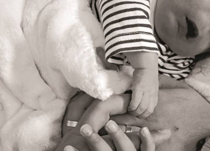 Фотография малыша без носа и глаз, опубликованная его матерью.                                                https://avatars.mds.yandex.net/get-zen_doc/1538671/pub_5db0ba7fecfb8000b06c04e5_5db0bef7f557d000c4434b1c/scale_600