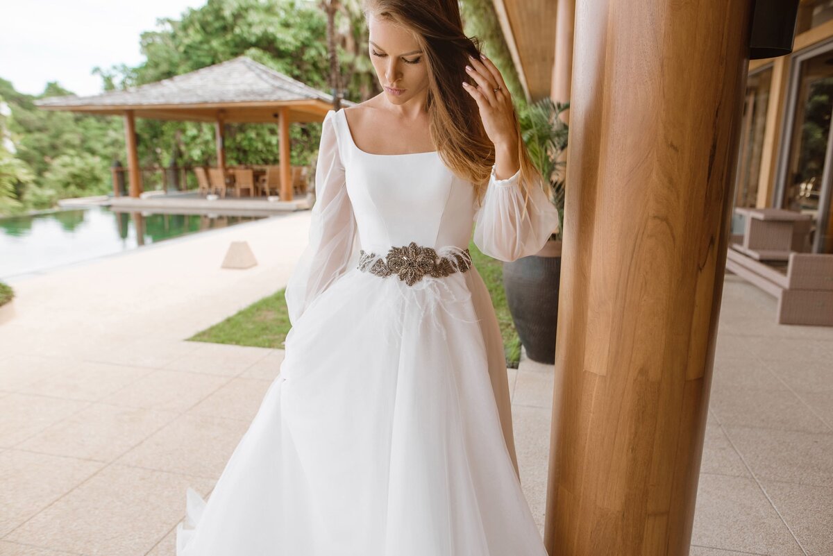 Невеста в свадебном платье, которое соответствует модным тенденциям