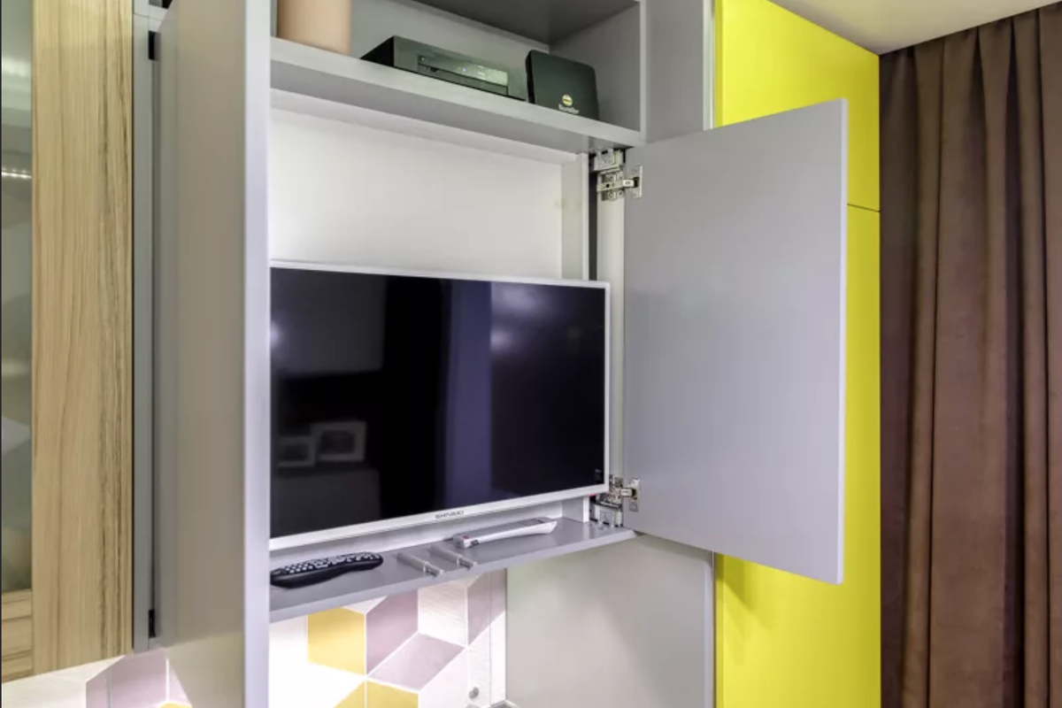 Телевизор встроен в шкаф. Телевизор встраиваемый в кухонный шкаф. Телевизор в шкафу на кухне. Телевизор на дверце шкафа. Телевизор встроенный в кухонный шкаф.