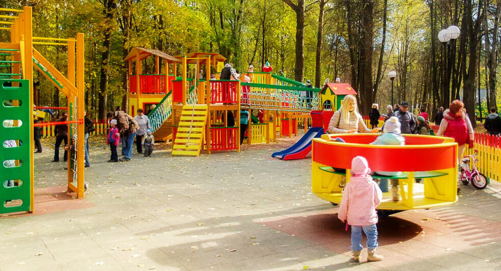 На детских площадках как будто кипит своя жизнь