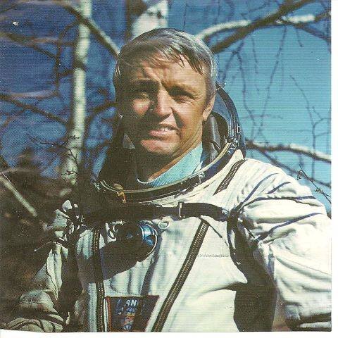  Летчик-испытатель 8 ГНИКИ ВВС полковник Бачурин Иван Иванович при подготовке к полетам на аналоге "Бурана". 