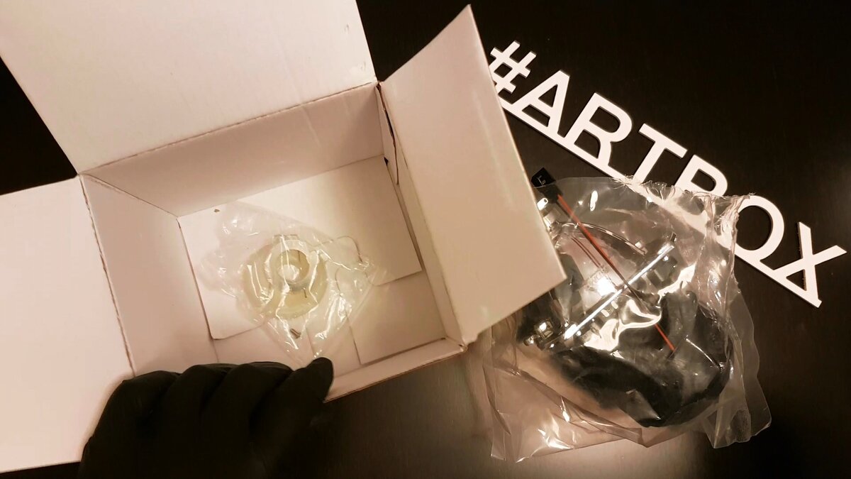 Внутри все как обычно. 2 пакетика... Один с адаптерами, другой с линзой.