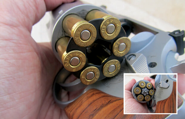 Традиционный мунклип сцепляет патроны за проточки