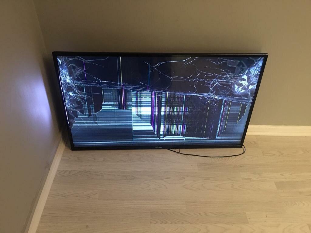 Разбил телевизор lg. Телевизор разбит. Битый телевизор. Разбитые плазменные телевизоры. Сломанный плазменный телевизор.