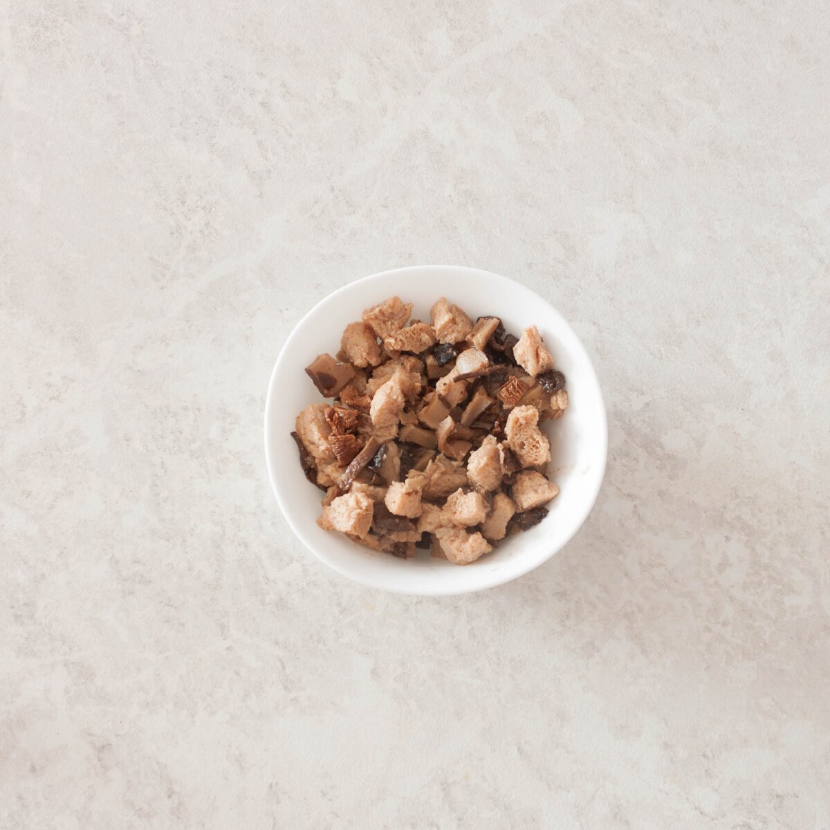 Мясо и  грибы режем небольшими кусочками. И на сковороде обжариваем со специями примерно 5 минут. 