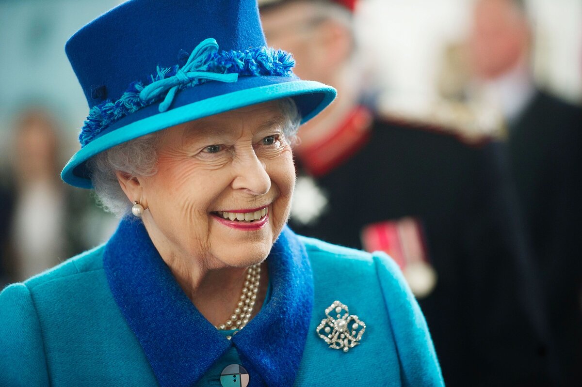 https://hips.hearstapps.com/hmg-prod.s3.amazonaws.com/images/queen-elizabeth-ii-during-a-visit-to-the-chapel-to-view-the-news-photo-1572717534.jpg