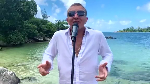 Яббаров исполняет свой очередной шлягер