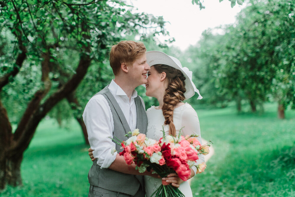 Високосный год нельзя замуж выходить. Свадьба в яблоневом саду. Позы для фотосессии пары в яблоневом саду.