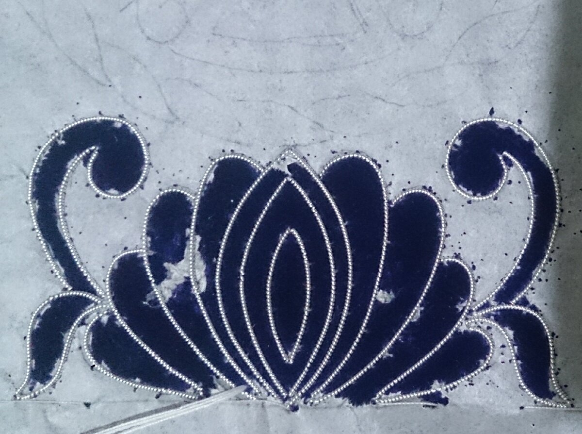 На фото - белое пятно - место приклеивания кальки.