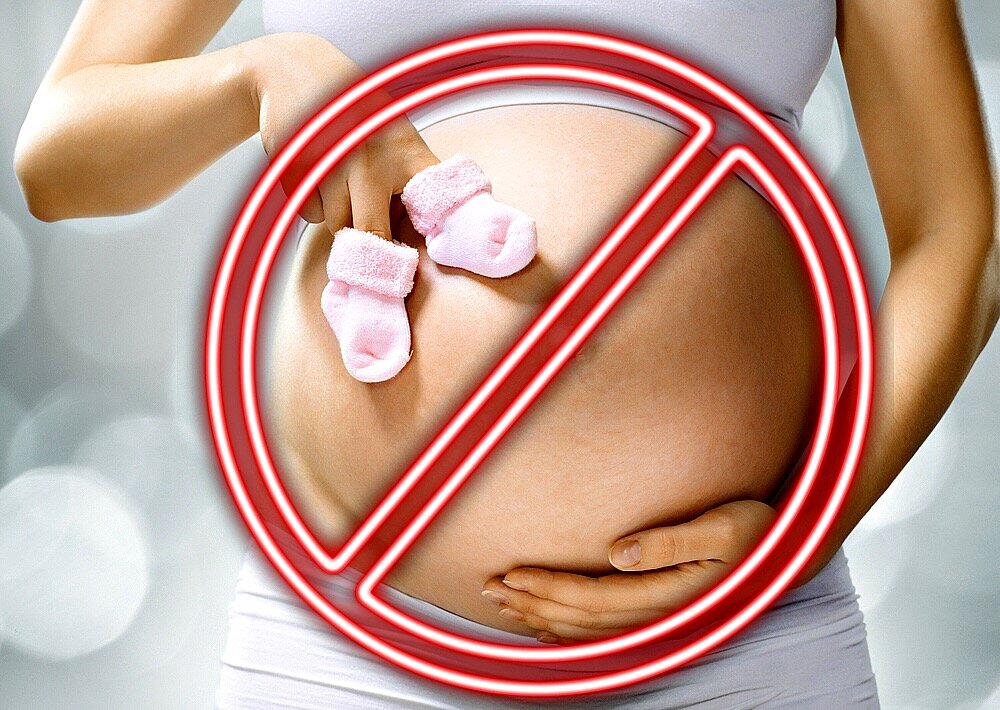 Почему нельзя рожать после акне два года?
А вот теперь стоит задуматься! 
Дело в том , что акнекутан противопоказан девушкам беременным , кормящим грудью , и конечно противопоказан тем , кто планирует беременность в ближайшее время! Нет, нет и ещё раз нет! Ни в коем случае не употребляем его в таких ситуациях! Рожать и беременеть можно только чрез 2 года! Так как большая вероятность того , что ребёнок родится недоразвитым , выкидышем  , полоумным ! И то , через два года стоит обследоваться , так как это сильное гормональное средство ! Обязательно используйте методы контрацепции , чтобы не навредить своему здоровью! Вы четко должны понимать , к чему это приведёт ! Продолжение в следующей статье !  в следующей статье !