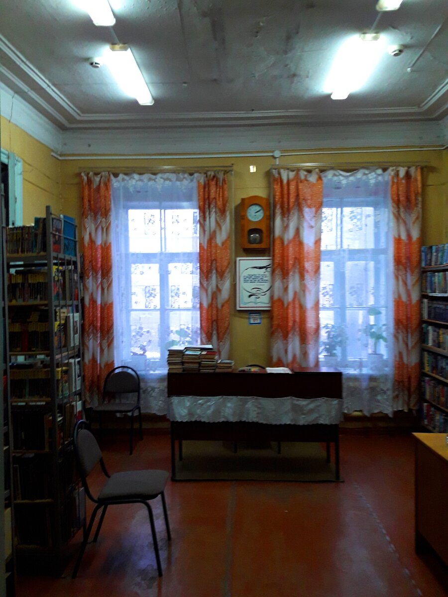 Зашли в старинный купеческий дом, в котором с 1882 года находится библиотека, показываю, как выглядит здание внутри