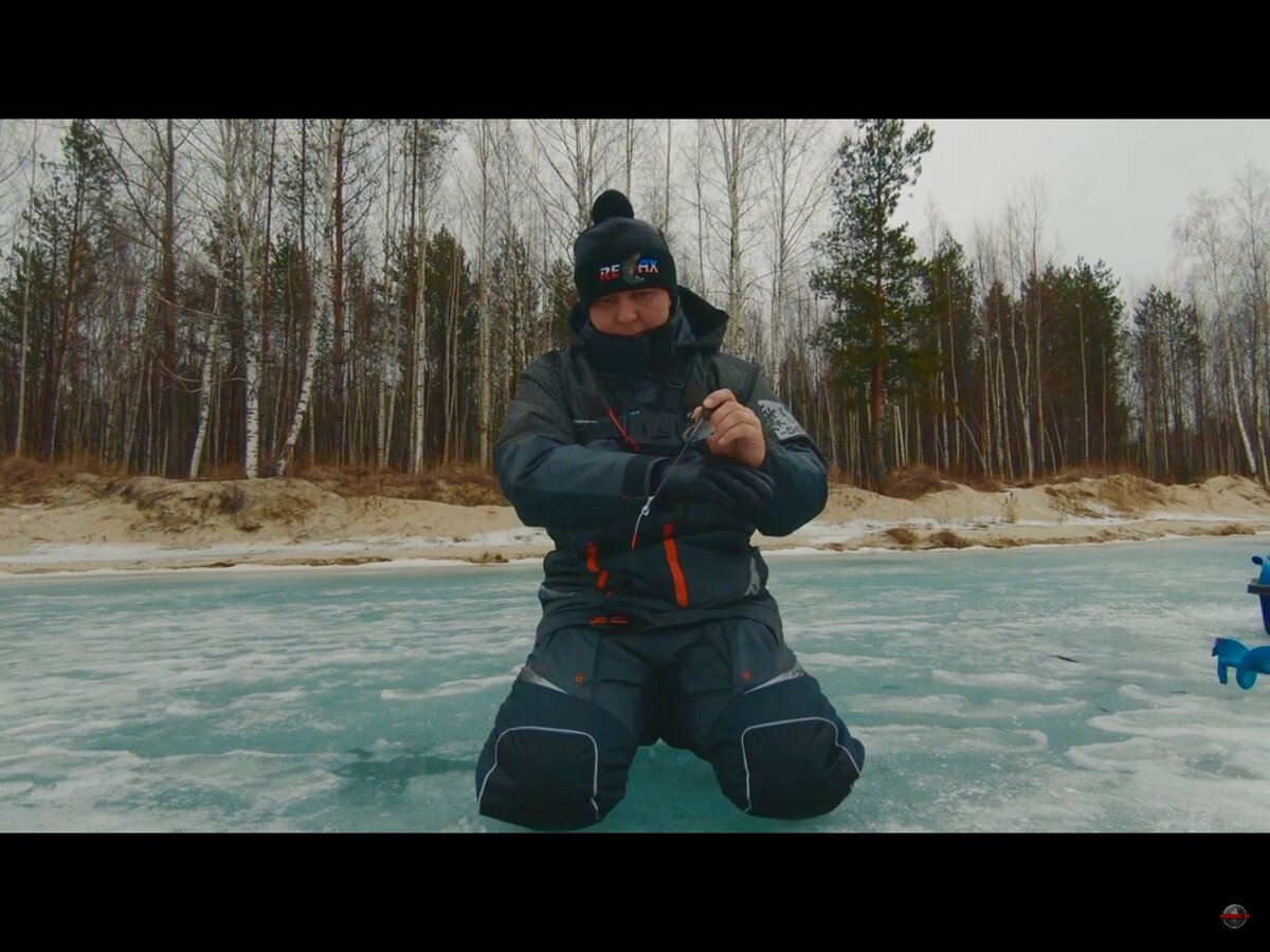 На этой рыбалке мы с моим отцом и нашими общими друзьями посетили удивительный водоем с кристально-чистой водой. На глубине 1,5-2 метра, при солнечной погоде, в лунке видно, как окунек стоит на дне. Жаль, но ни у кого из нас нет подводной камеры, благодаря которой можно было бы заглянуть под лед и посмотреть на все красоты подводного мира.  В последнее время размер рыбы не радует и ее поиски по всем водоемам области приводят порой вот в такие удивительные места. 

