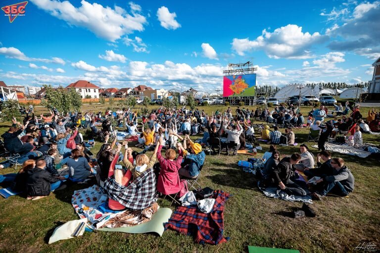 О возросшей популярности квизов можно судить по прошлогодней игре в формате пикника, которая собрала в Александровском парке около 300 игроков.