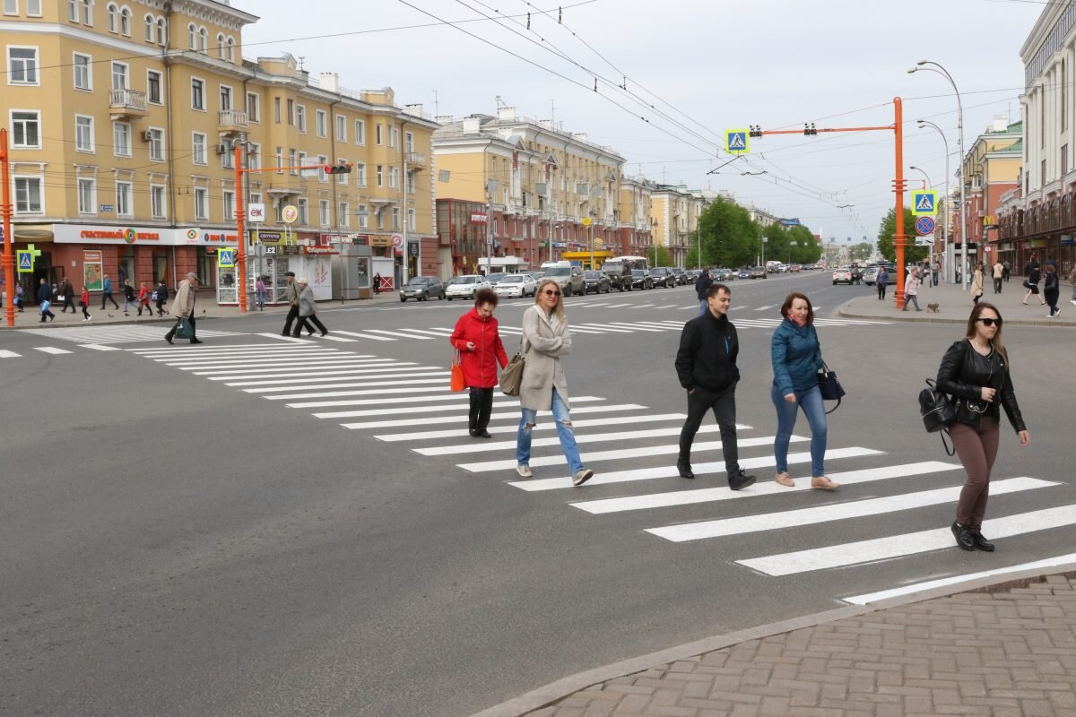 Пешеходные пути. Улица Кирова Кемерово перекресток. Кемерово Кирова перекресток Советский. Кирова Советский пересечение Кемерово. Пешеходы на улице.