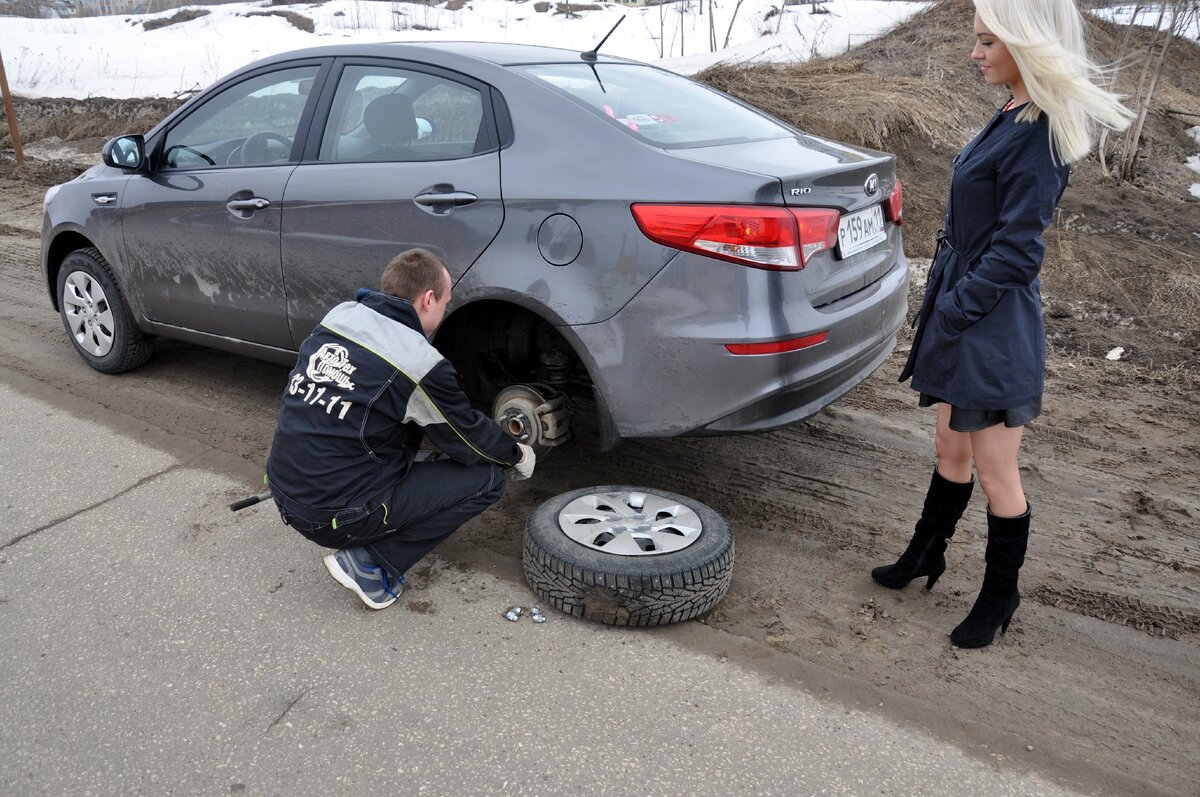 Помог незнакомке поменять колесо. А потом она меня хорошо отблагодарила |  АвтоКанал | Дзен