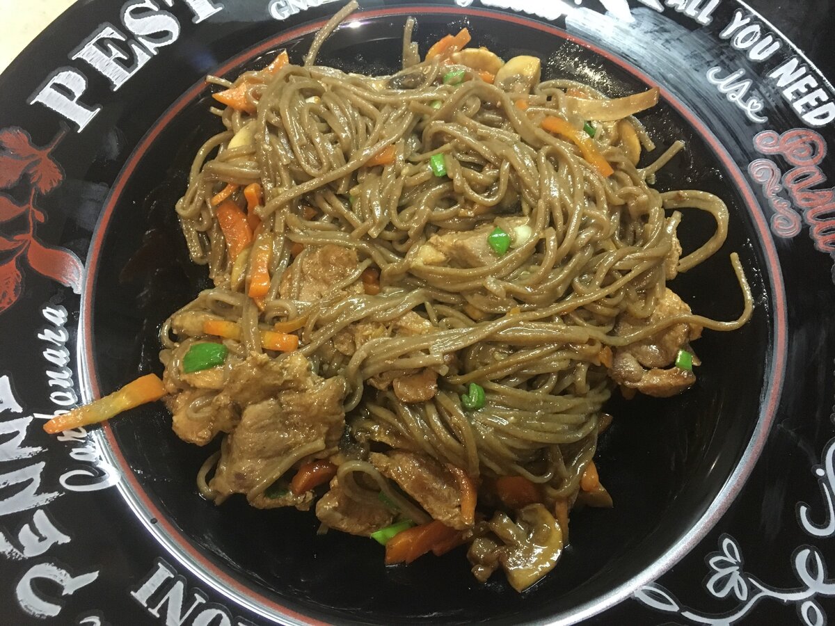 Утка с гречневой лапшой. Фото автора.