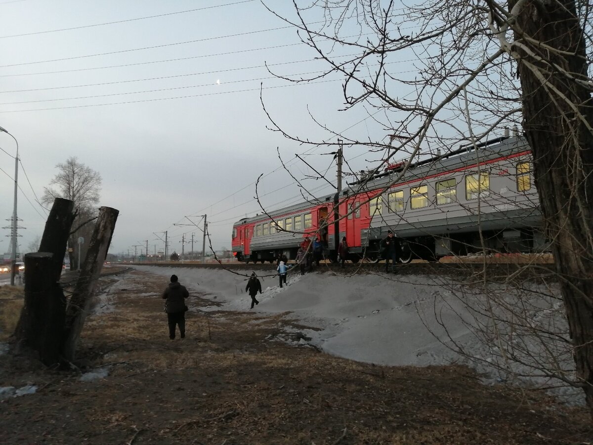 Вот так мы высаживались из застрявшего электропоезда. Фото автора. 