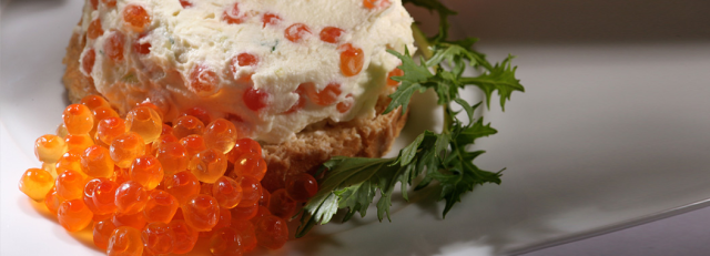 Сухари из белого хлеба (Zwieback) слегка размочить в молоке и выложить на блюдо. К итальянскому сыру маскарпоне добавить молоко или сливки (из расчета 2 столовые ложки на 100 г) и очень мелко нарубленный лук-шалот или шнитт-лук, взбить миксером,
после чего добавить икру и осторожно перемешать. Выложить на сухари. Повторить слои еще раз. Сверху украсить зеленью. 
Закусочное тирамису можно приготовить и порционно.