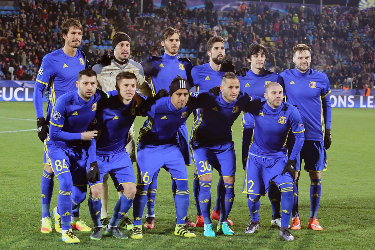 фк 2016. фк 2016. фк спортакадемклуб белая гвардия. игрок челси кто взял красную карточку. футбольная команда краснодар.