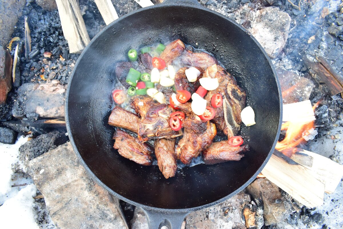 Казан кебаб в казане. Мясо для казан кебаб. Казан кебаб в афганском казане. Казан-кебаб с картошкой в казане. Казан кебаб говядина казан.