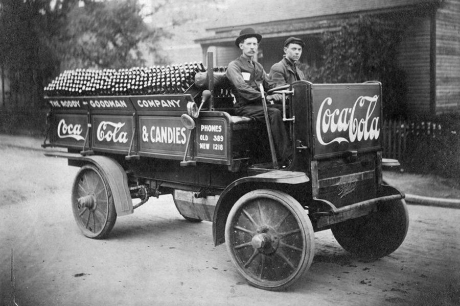 1910-е. Грузовик марки Rapid (США) развозит Coca-Cola