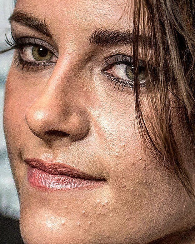 Кажется, Кристен Стюрт красилась в темноте...