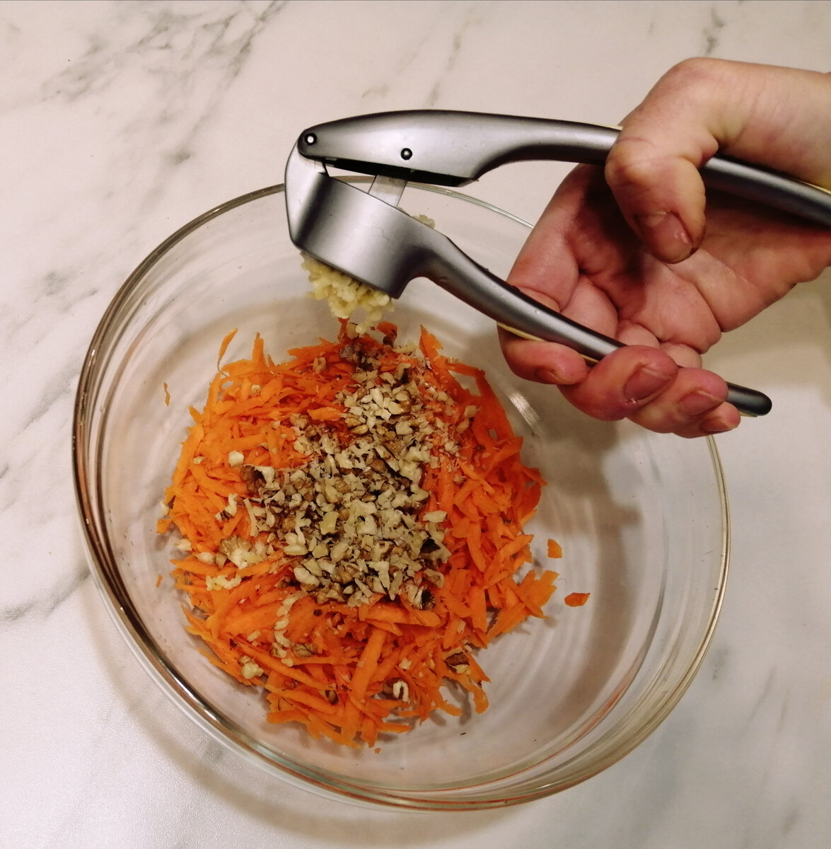 Легкий салат из моркови с орехами и постным майонезом