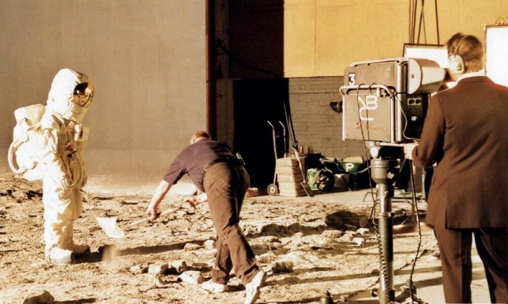 Так сторонники лунной аферы представляют съемку высадки американцев на Луну