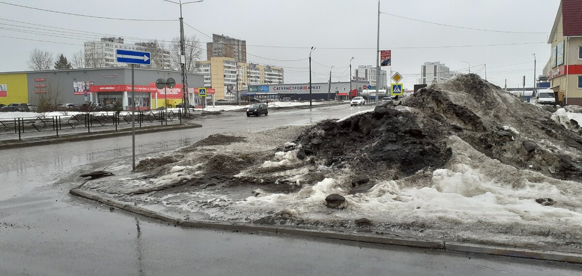 С ближнего выезда двигался Антон с поворотом направо, а от места расположения белого "Мерседеса" к нему "прилетал" нарушитель. Фото автора.