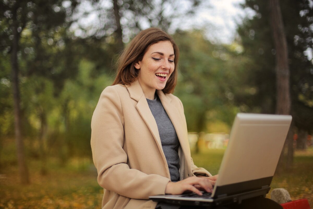 Источник фото: https://www.pexels.com/photo/woman-using-computer-laptop-3775157/