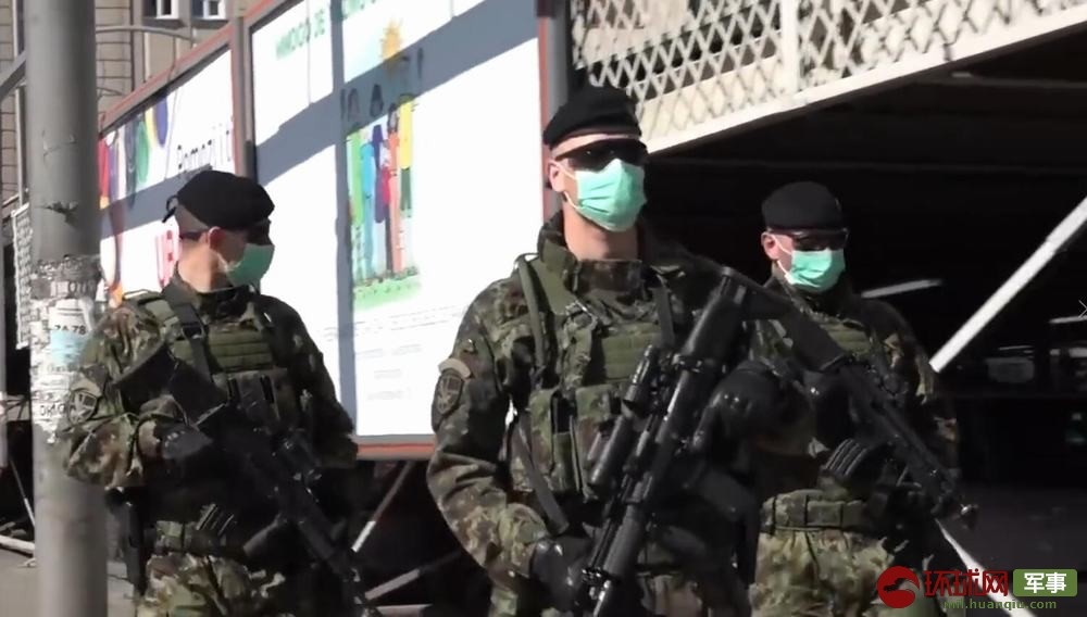 Солдаты сербского спецназа патрулируют улицы Белграда